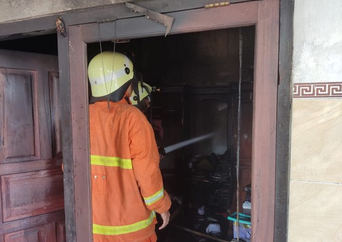 Petugas Damkar Jembrana saat memadamkan api yang membakar rumah warga di Banjar Kaliakah, Desa Kaliakah, Kecamatan Negara, Kabupaten Jembrana, Bali, Jumat (16/2/2024). (dok. Damkar Jembrana)