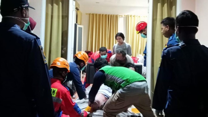 Petugas Damkar Kabupaten Bogor membantu evakuasi wanita obesitas ke rumah sakit