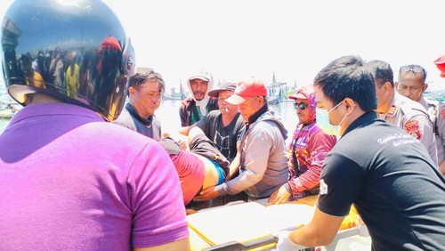 Petugas mengevakuasi nelayan terjatuh ke laut di Dermaga PPN Pengambengan, Kecamatan Negara, Kabupaten Jembrana, Bali, Jumat (16/2/2024). (Dok Polres Jembrana)