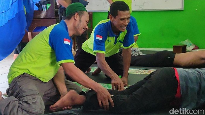 Pijat gratis di tempat pengungsian warga terdampak banjir Karanganyar, Demak