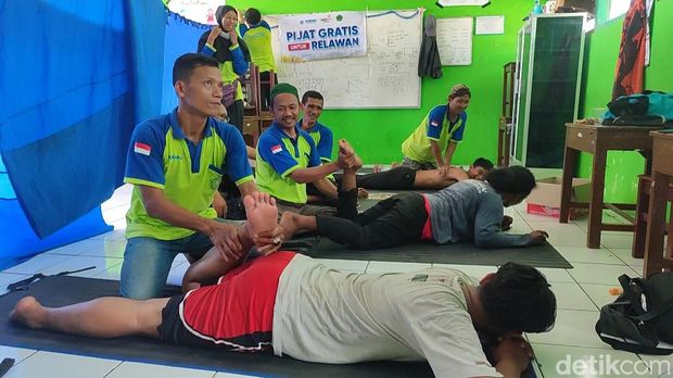 Pijat gratis di tempat pengungsian warga terdampak banjir Karanganyar, Demak