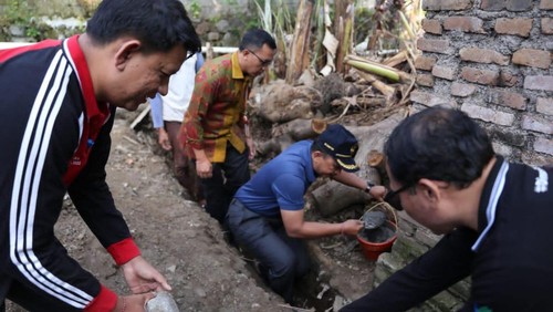 Pj Bupati Klungkung melakukan peletakan batu pertama bedah rumah milik Wayan Rakni (75) di Banjar Pande, Desa Tegak, Klungkung, Jumat (16/2/2024).