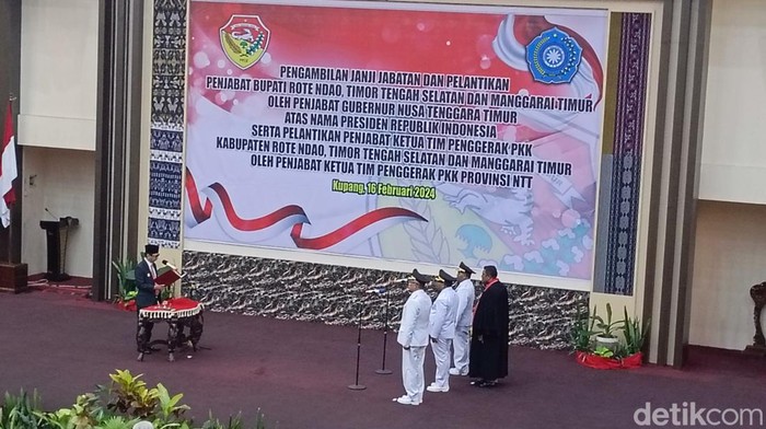 Pj Gubernur NTT Ayodia Kalake melantik Pj Bupati Rote Ndao, TTS, dan Manggarai Timur.