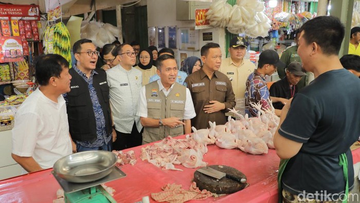 Pj Wali Kota Palembang Ratu Dewa mengecek harga pangan di Pasar Lemabang.