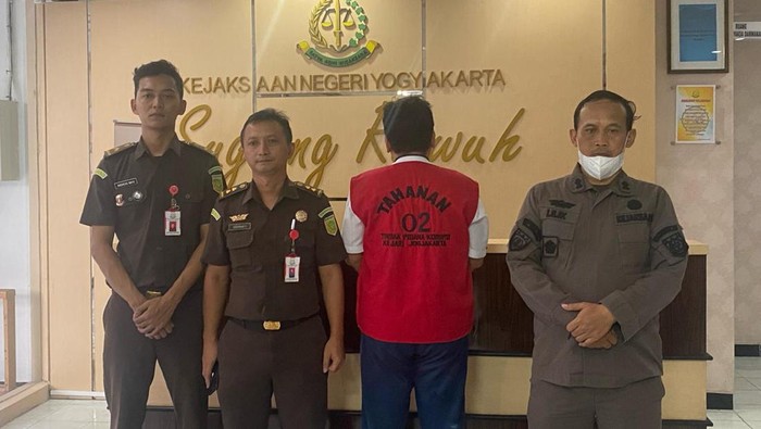 Plh PMI Kota Jogja berinisial MT tersangka kasus korupsi di Kantor Kejati DIY, Jumat (16/2/2024).