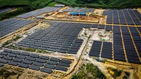 Selain air bersih, pemenuhan kebutuhan energi di IKN merupakan aspek krusial dalam memastikan ibu kota baru ini dapat berfungsi secara efisien dan berkelanjutan. Salah satunya dengan menggunakan energi hijau yang bersumber dari Pembangkit Listrik Tenaga Surya (PLTS). Saat ini PLTS di IKN telah beroperasi di tahap pertama dengan kapasitas 10 Megawatt (MW) yang nantinya akan memenuhi 100 persen kebutuhan listrik pada perayaan HUT RI di IKN. (ANTARA FOTO/Rivan Awal Lingga)