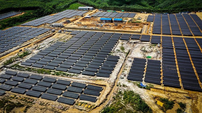 PLTS IKN Segera Beroperasi Pekerja menyelesaikan pembangunan Pembangkit Listrik Tenaga Surya (PLTS) untuk Ibu Kota Negara (IKN) Nusantara di Penajam Paser Utara, Kalimantan Timur, Kamis (15/2/2024). Pembangunan PLTS tersebut untuk fase pertama sebesar 10 megawatt (MW) dari total kapasitas 50 MW yang akan menyuplai energi terbarukan untuk IKN dan akan beroperasi pada 29 Pebruari 2024. ANTARA FOTO/Rivan Awal Lingga/nym.