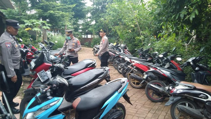 Polisi mengamankan puluhan motor pelajar SMA yang bolos sekolah di Pondok Aren, Tangsel.
