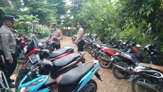Polisi mengamankan puluhan motor pelajar SMA yang bolos sekolah di Pondok Aren, Tangsel.