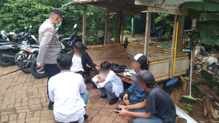 Polisi mengamankan sejumlah pelajar bolos sekolah di Pondok Aren, Tangerang Selatan.