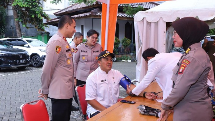 Polisi menggelar pemeriksaan kesehatan kepada petugas PPK di Kecamatan Mampang, Jaksel.