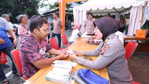Polisi menggelar pemeriksaan kesehatan kepada petugas PPK di Kecamatan Mampang, Jaksel.