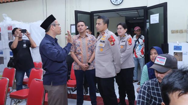 Polisi menggelar pemeriksaan kesehatan kepada petugas PPK di Kecamatan Mampang, Jaksel.