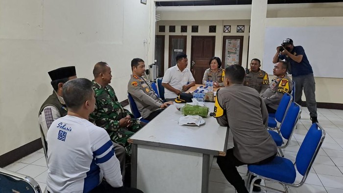 Polres Metro Depok memastikan penghitungan suara di KPU Depok berjalan aman dan lancar.