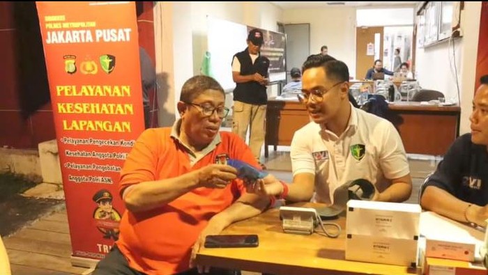 Polres Metro Jakarta Pusat membuka layanan kesehatan di gudang logistik Pemilu.