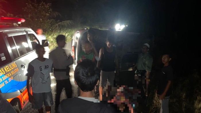 Polsek Simpang Rimba membantu evakuasi korban yang terpental dari ambulans di Bangka Selatan.
