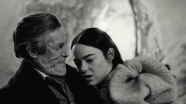 Cuplikan adegan Willem Defoe dan Emma Stone di Poor Things.
