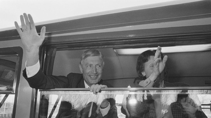 Uitwuif-vangvang for former Prime Minister Dries van Agt in W in Amsterdam on departure to Japan for function as EC ambassador; Van Agt and wife waved goodbye /, April 14, 1987, ambassadors, The Netherlands, 20th century press agency photo, news to remember, documentary, historic photography 1945-1990, visual stories, human history of the Twentieth Century, capturing moments in time. (Photo by: Sepia Times/Universal Images Group via Getty Images)