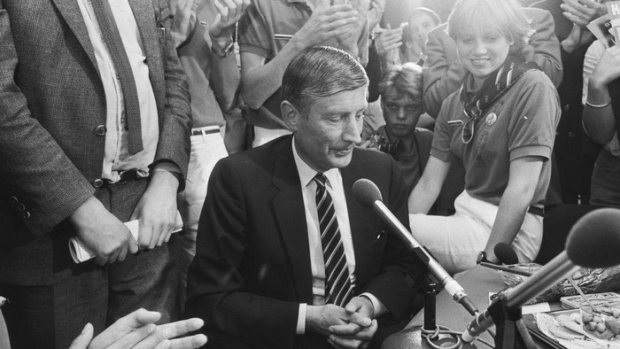Dries van Agt among young people, September 8, 1982, young people, list leaders, election meetings, The Netherlands, 20th century press agency photo, news to remember, documentary, historic photography 1945-1990, visual stories, human history of the Twentieth Century, capturing moments in time. (Photo by: Sepia Times/ Universal Images Group via Getty Images)