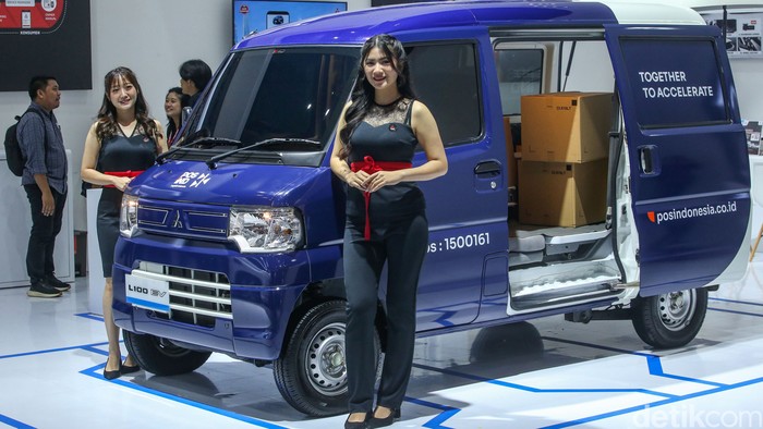 Mitsubishi mulai menjual mobil listrik komersial L100 EV. Mobil listrik itu dijual seharga Rp 320 juta untuk periode spesial.