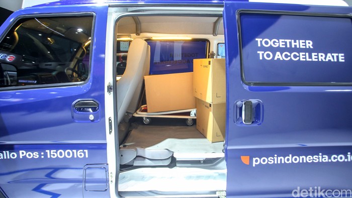 Mitsubishi mulai menjual mobil listrik komersial L100 EV. Mobil listrik itu dijual seharga Rp 320 juta untuk periode spesial.