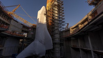 Pesawat Ulang-alik Endeavour milik NASA yang sudah pensiun diangkat secara vertikal, dipadukan dengan tangki bahan bakar eksternal dan dua penguat roket padatnya, seperti yang akan terlihat saat lepas landas, di Pusat Udara dan Luar Angkasa Samuel Oschin di masa depan di Los Angeles, Jumat (2/2/2024). AP/Damian Dovarganes