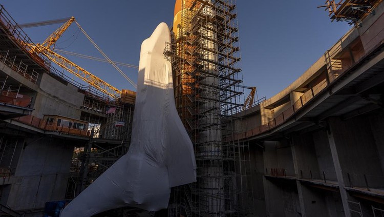 NASAs retired Space Shuttle Endeavour is hoisted vertically, mated to its external fuel tank and its two solid rocket boosters, as it would appear during liftoff, at the future Samuel Oschin Air and Space Center in Los Angeles, Friday, Feb. 2, 2024. Endeavour flew 25 missions between 1992 and 2011, when NASAs shuttle program ended. (AP Photo/Damian Dovarganes)