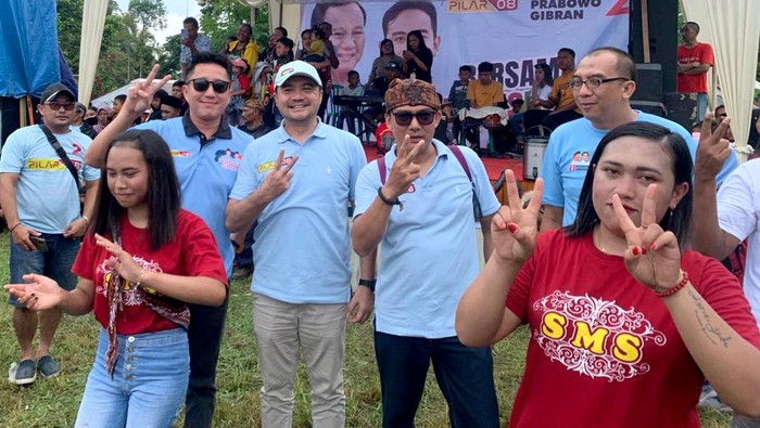 Kelompok relawan pendukung pasangan calon presiden Prabowo-Gibran ‘Pilar 08’ terus menyemangati partai politik pengusung dalam setiap kampanye di sejumlah daerah sebagai wujud kolaborasi di kontestasi Pemilu 2024.