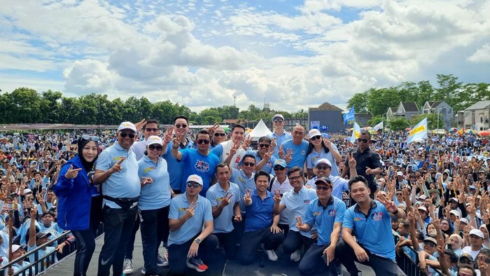 Potret Relawan Pilar 08 Jawa Timur Menangkan Prabowo-Gibran Raih 60% Suara Kelompok relawan pendukung pasangan calon presiden Prabowo-Gibran βPilar 08β terus menyemangati partai politik pengusung dalam setiap kampanye di sejumlah daerah sebagai wujud kolaborasi di kontestasi Pemilu 2024.