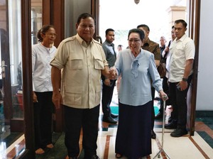 Usai Ziarah Makam Ortu, Prabowo Kunjungi Kediaman Almarhum Jenderal Wismoyo