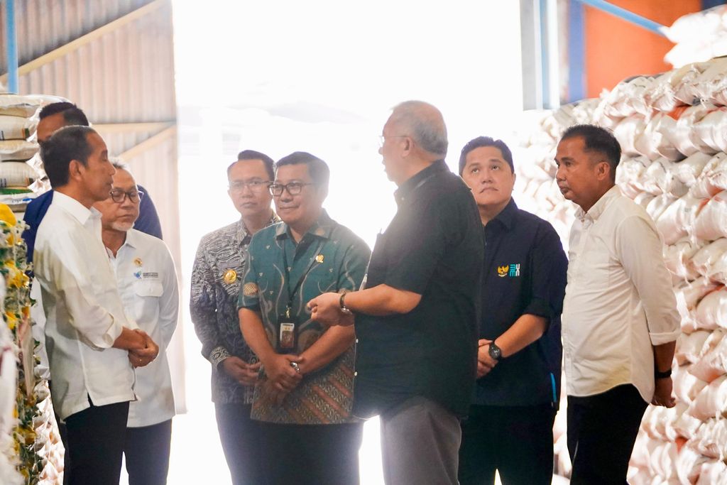 Presiden Jokowi hari ini Jum'at (16/02) mengecek ketersediaan Cadangan Beras Pemerintah di Gudang Bulog Cibitung dan kembali menyerahkan langsung Bantuan Pangan Beras kepada Keluarga Penerima Manfaat di Cikarang Barat Bekasi.  Dok. Perum Bulog