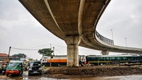 Kereta api lokal melintas di bawah Jembatan Layang Ciroyom, Bandung, Jawa Barat, Jumat (16/2/2024).