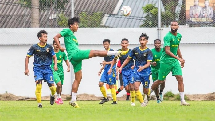 PSM Makassar Vs Mangiwang FC dalam laga uji coba di Stadion Kalegowa, Gowa, Sulsel.