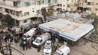 Orang-orang berkumpul pada Kamis pagi (15/2) di kota Nabatieh, Lebanon selatan, di dekat ambulans, memeriksa kerusakan dan puing-puing di sebuah bangunan yang dihantam oleh apa yang menurut sumber keamanan adalah serangan Israel.
