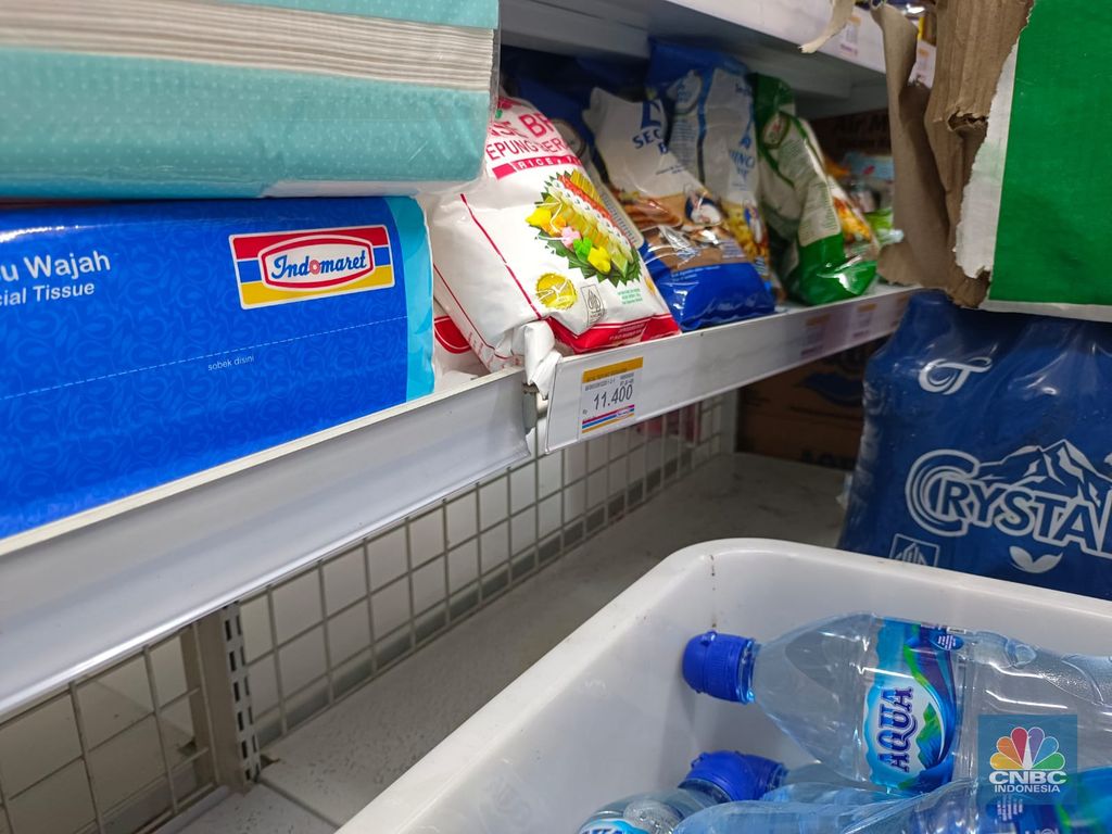 Rak beras di 2 gerai Indomaret di Sabang kini kosong dan kini diisi produk lain. (CNBC Indonesia/Martyasari Rizky)