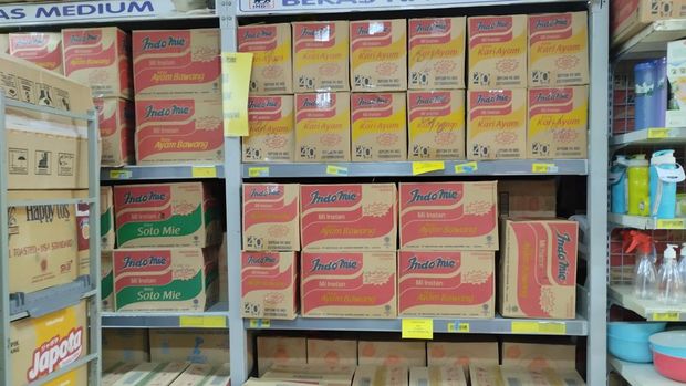 Rak Beras Diisi Kardus Mie Instan