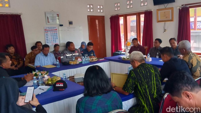 Rapat mediasi warga perbatasan dengan penambang uruk Tol Jogja-Solo di Klaten, Jumat (16/2/2024).