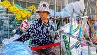 Sejak Maret tahun lalu, mereka telah mengubah sekitar 40 ton (44 ton) botol plastik bekas, atau rata-rata sekitar 5.000 botol per hari, menjadi sapu plastik.  