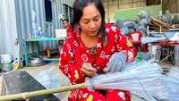 Potongan plastik yang dipintal dari botol kosong dikumpulkan menjadi satu bundel di mesin, sebelum direndam dalam air panas untuk melunakkan bentuk plastik yang kaku lalu diiris merata di atas cetakan sepanjang 3,5 inci (8,89 cm), untuk dijahit dengan logam.  