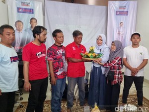 Relawan Gibran di Solo Bagi Nasi dan Potong Tumpeng Undang Pendukung 01-03