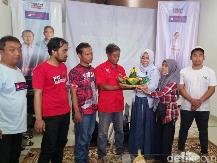 Relawan Gibran, G-Nesia syukuran potong tumpeng dengan mengundang pendukung Paslon 01, 02 dan 03 di Kelurahan Gilingan, Kecamatan Banjarsari, Solo, Jumat (16/2/2024).