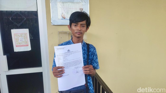 Reno saat melaporkan motornya yang hilang kepada polisi