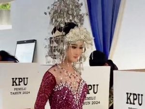 Viral Wanita Cinderella Berbusana Pengantin Nyoblos di TPS Lampung