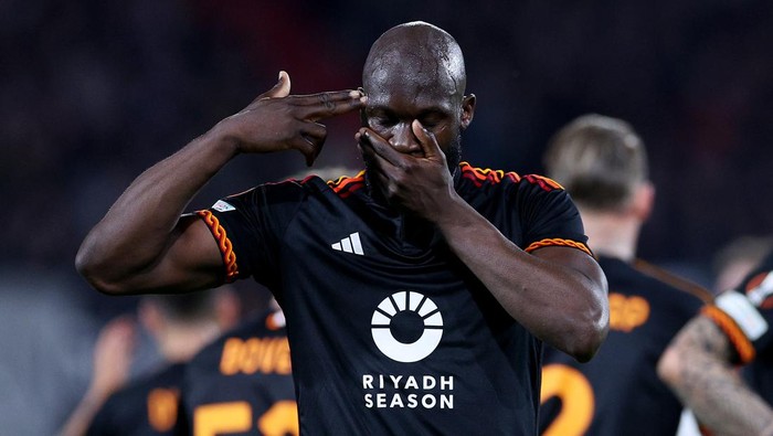 ROTTERDAM, NETHERLANDS - FEBRUARY 15: Romelu Lukaku of AS Roma celebrates scoring his teams first goal during the UEFA Europa League 2023/24 Playoff first leg match between Feyenoord and AS Roma at Feyenoord Stadium on February 15, 2024 in Rotterdam, Netherlands. (Photo by Dean Mouhtaropoulos/Getty Images)