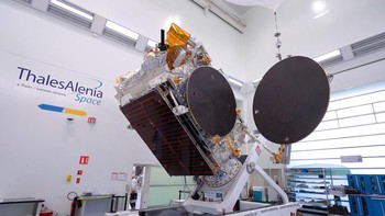 Penampakan satelit Merah Putih 2 di dapur Thales Alenia Space. Foto: Telkom