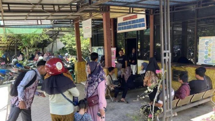 Sebanyak 126 anggota KPPS Kelurahan Batu Piring, Kecamatan Paringin Selatan, Kabupaten Balangan, Kalimantan Selatan mendatangi kantor kelurahan setempat. (Antara Foto)