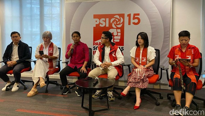 Sekjen PSI sekaligus Wamen ATR/BPN, Raja Juli Antoni menjelaskan soal pertemuan dengan Presiden Jokowi di Istana Kepresidenan sore hari tadi. (Tina S/detikcom)