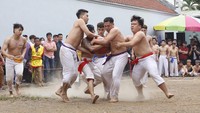 Olahraga tradisional ini diselenggarakan setiap tahun selama festival musim semi.  