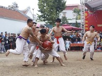 Serunya Olahraga Tradisional Gulat Bola di Vietnam