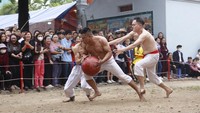 Penduduk desa menghadiri permainan tradisional gulat bola di Hanoi, Vietnam, Kamis (15/2/2024).  